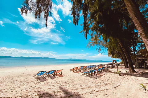 Phuket : Excursion privée en bateau de luxe dans la baie de Phang NgaBateau de luxe de l'époque à partir de Phuket