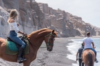 Santorini, Escursione a cavallo sulla spiaggia di sabbia nera - Hizvo