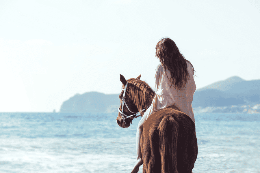 Santorini: Reitausflug zum schwarzen Sandstrand. Foto: GetYourGuide