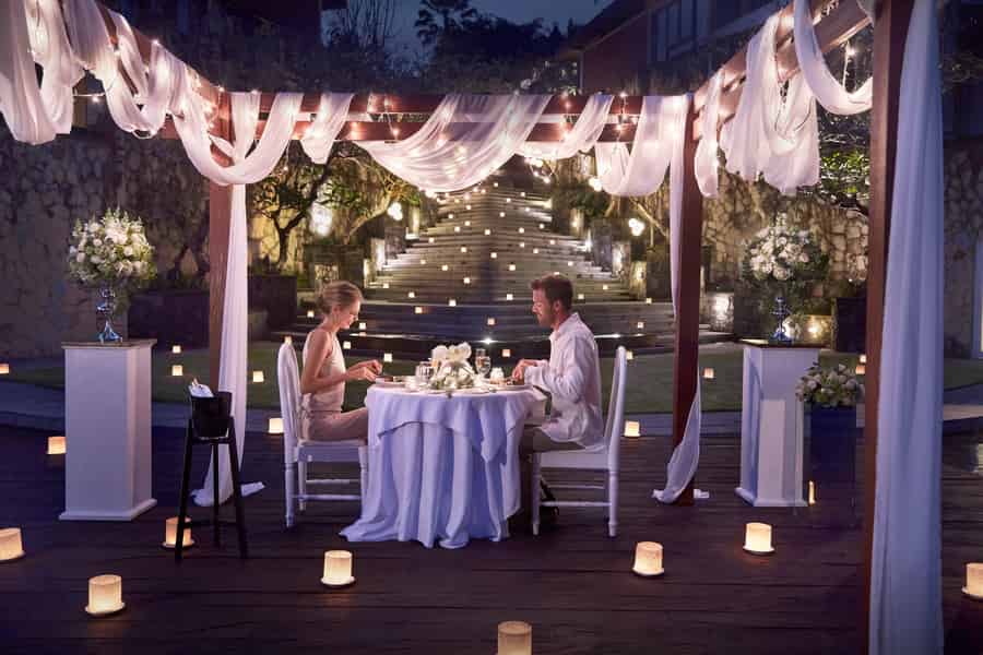 Ubud: Candlelight-Dinner auf der Großen Treppe im Kamandalu. Foto: GetYourGuide