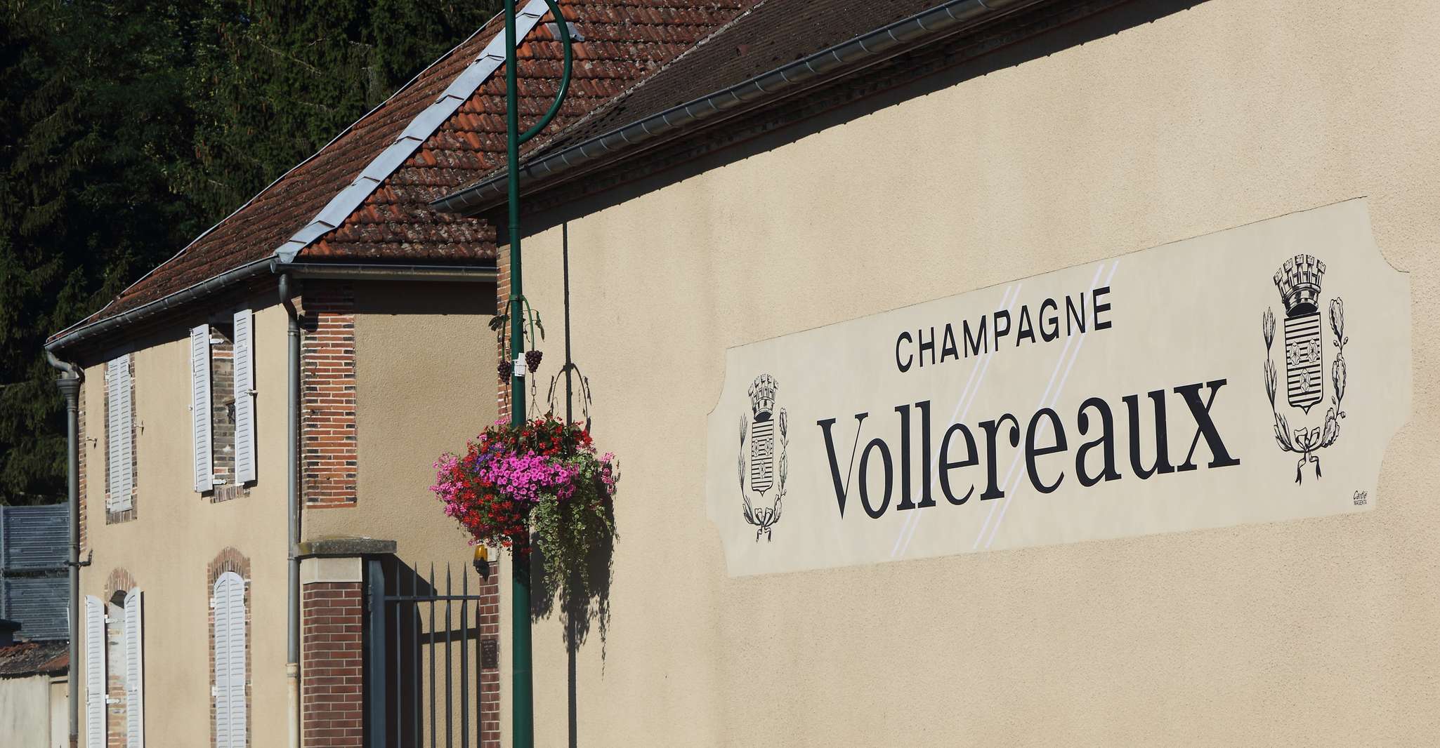 Epernay, Guided Tour of Champagne Cellar with Tastings - Housity