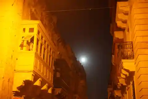 Valletta efter mörkrets inbrott: Spökvandring och brott