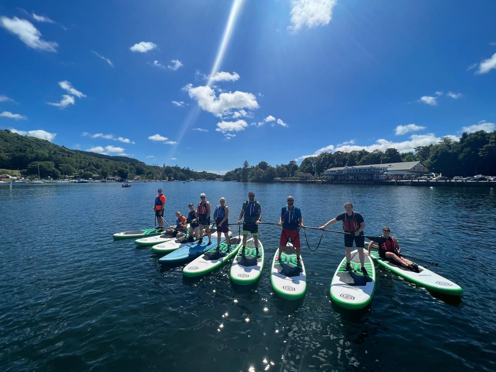 See Windermere: Paddleboard-Verleih mit Sicherheitsausrüstung