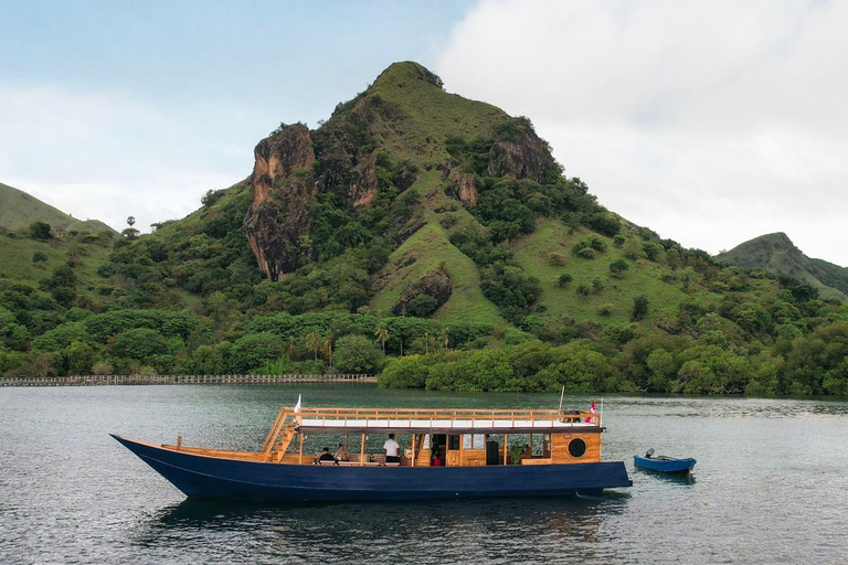 Komodo: Full-Day Sailing Trip by New Luxury Phinisi
