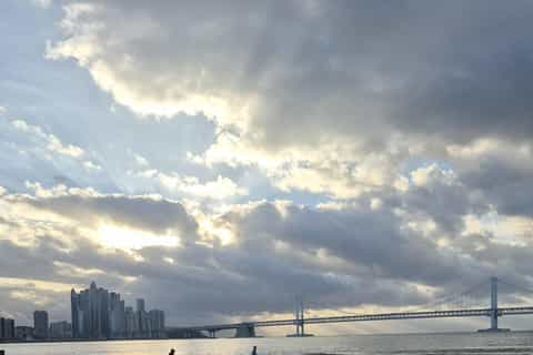 Busan: Beautiful Gwangalli Beach Morning Yoga & Photos - Image 3