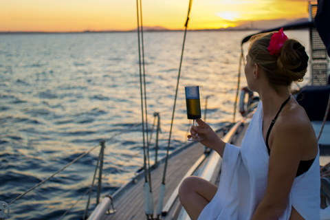 Alcudia: Paseo romántico en velero con cena para 2