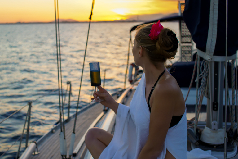 Alcudia: Paseo romántico en velero con cena para 2