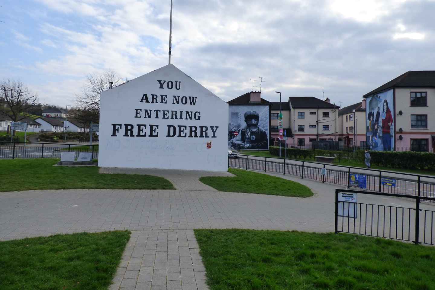 Bloody Sunday and Bogside Murals Private Guided Walking Tour