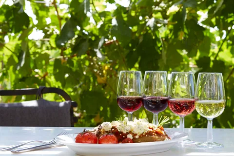 Santorini Small-Group Tour with Wine Tasting & Food Pairing
