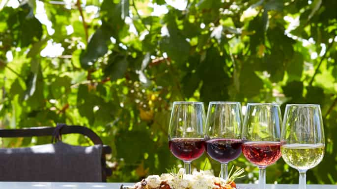 tour en grupo pequeño de santorini con degustación de vinos y maridaje de comida