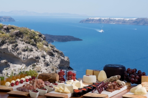 Excursión en grupo reducido por Santorini con cata de vinos y maridajeExcursión por la isla de Santorini con cata de vinos y maridaje