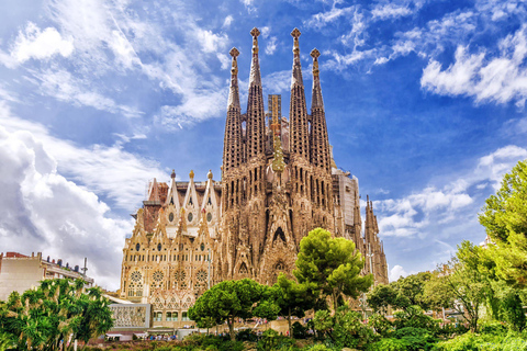 Descubre la Sagrada Familia: Diseños de Gaudí y exposiciones en museos