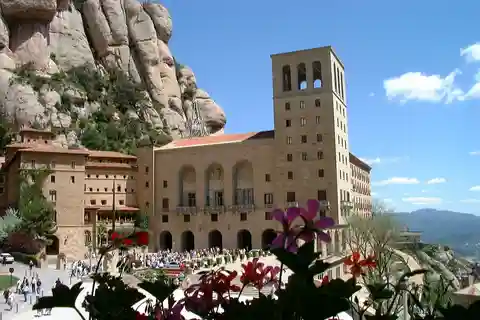 Excursión de un día a Montserrat: Monasterio en la cima de la montaña
