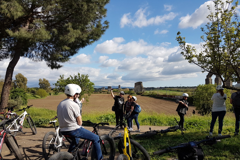 Roma: Tour in eBike della Via Appia Acquedotti, Catacombe e Cestino per il PranzoTour di 5 ore con visita alle catacombe e cestino per il pranzo