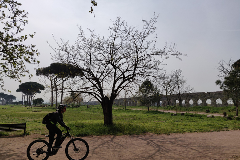 Roma: Tour in eBike della Via Appia Acquedotti, Catacombe e Cestino per il PranzoTour di 5 ore con visita alle catacombe e cestino per il pranzo