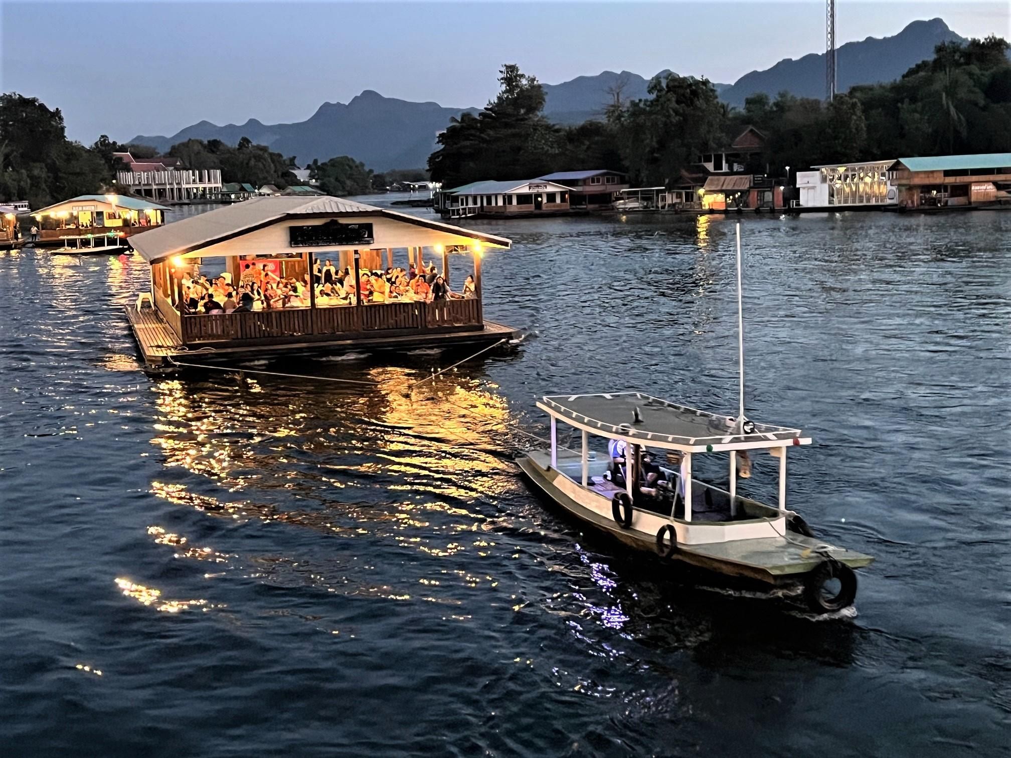 Kanchanaburi: Private Lunch- & Dinner-Bootsfahrt auf dem Orange-Raft-Boot