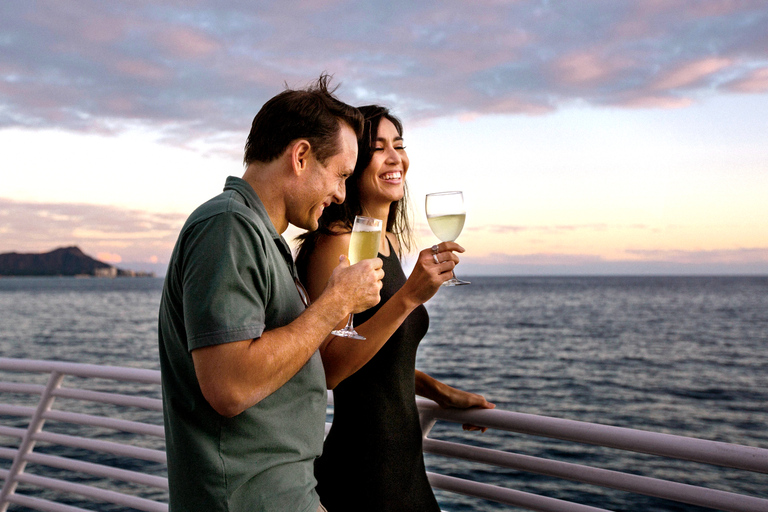 Oahu: croisière cocktail avec feux d'artifice du vendredi soirFeux d'artifice du vendredi et croisière cocktail