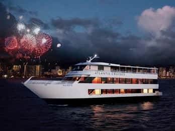 Oahu: Dinner-Bootsfahrt am Freitagabend mit Feuerwerk Oahu: Dinner-Bootsfahrt am Freitagabend mit Feuerwerk