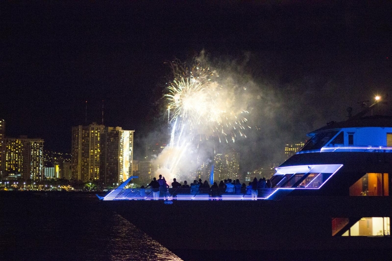 Oahu: crucero con cóctel de fuegos artificiales los viernes por la nocheViernes de fuegos artificiales y crucero de cócteles