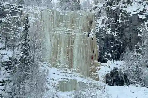 Rovaniemi : Randonnée guidée dans le canyon de Koruoma vers des chutes d'eau gelées