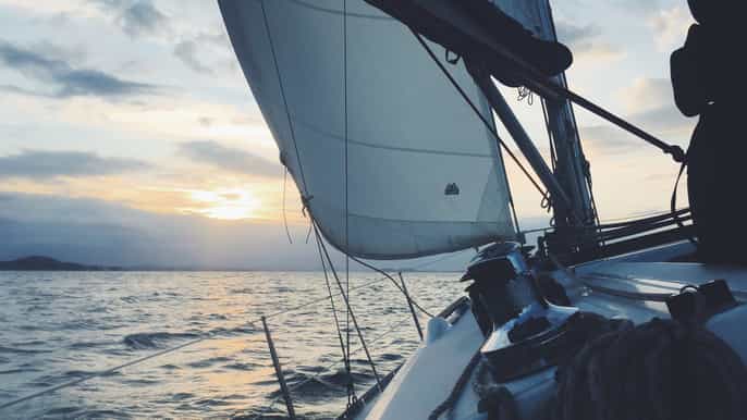 lago como experiencia en barco de vela
