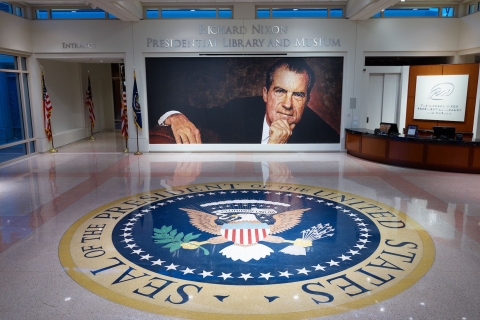 Los Angeles : entrée à la bibliothèque présidentielle Richard Nixon