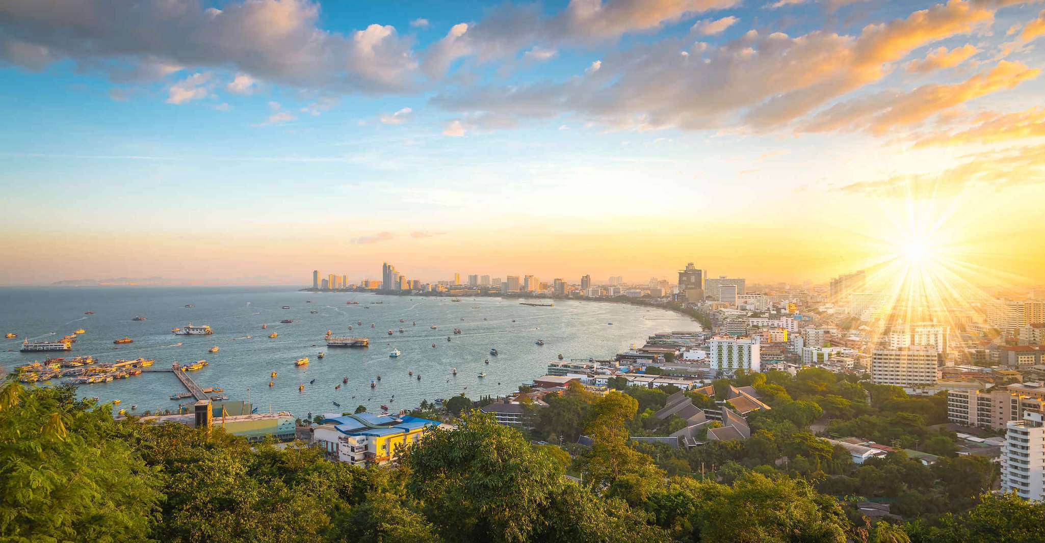 Pattaya, Privatauto oder Minibus Charter mit Fahrer - Hizvo