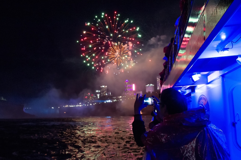 Cataratas del Niágara, Canadá: Crucero nocturno con fuegos artificialesCataratas del Niágara: crucero nocturno, fuegos artificiales