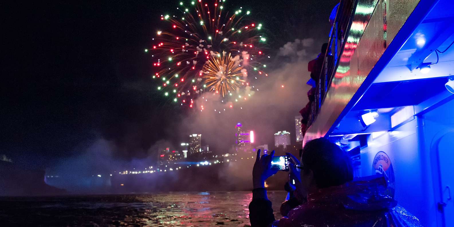 Niagara Falls, Canada: Evening Fireworks Cruise