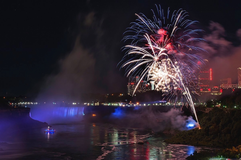 Niagarafälle, Kanada: Abendliche FeuerwerkskreuzfahrtNiagara Falls, Kanada: Bootsfahrt am Abend mit Feuerwerk