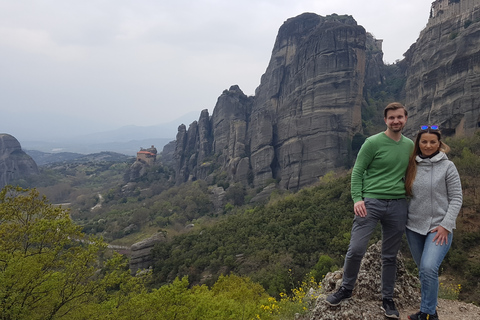 De Atenas: Viagem de trem para Meteora com pernoite