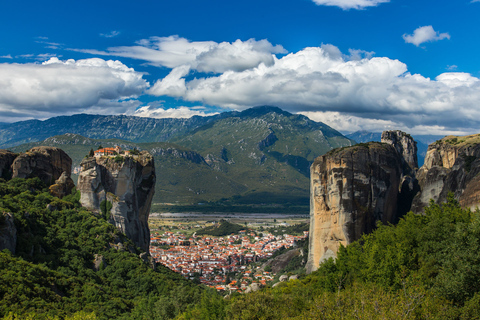 D'Athènes: voyage à Meteora en train avec nuitéeDeux jours aux Météores au départ d'Athènes