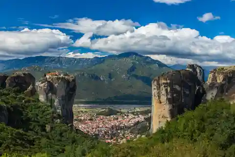 Da Atene: Viaggio in treno a Meteora con pernottamento