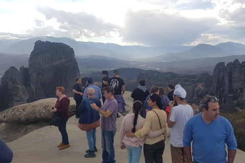 De Atenas: Viagem de 1 dia de trem para as cavernas e mosteiros de Meteora