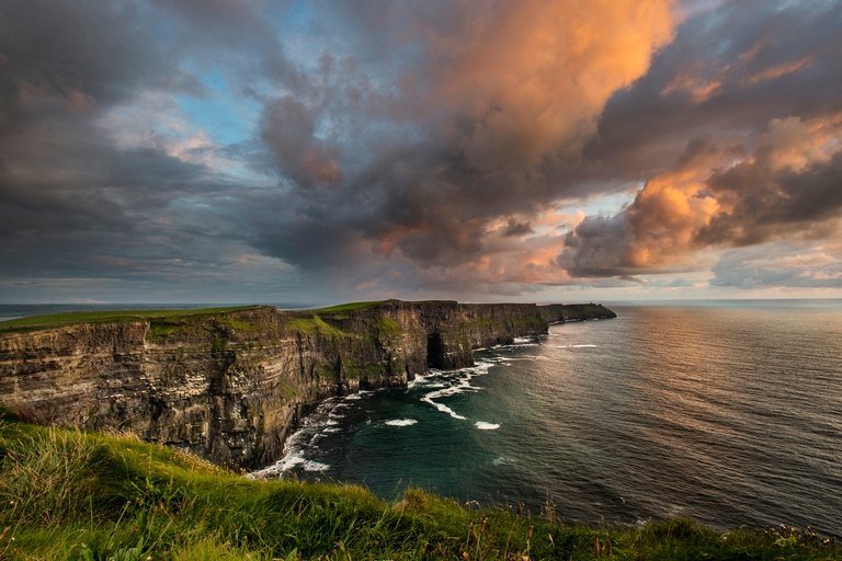 Punto de encuentro: 24-27 College Green a las 6:55 a. m.Desde Dublín: excursión a Galway y los acantilados de Moher