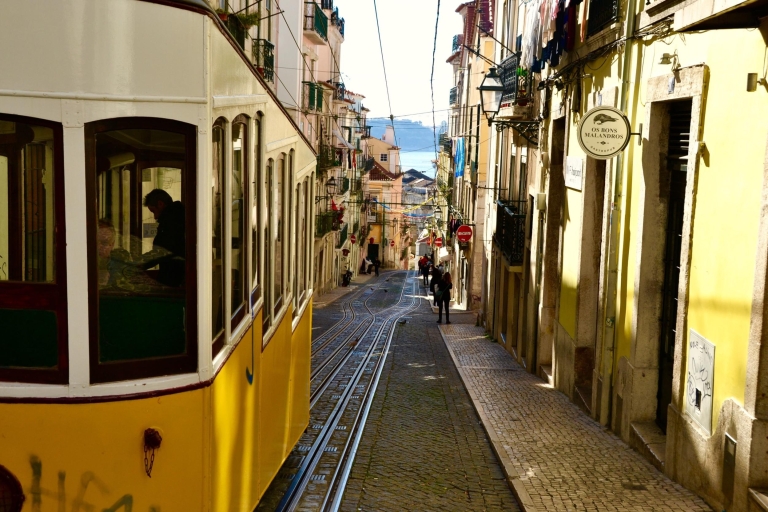 Lissabon: Stadt-Erkundungsspiel im Bairro Alto und BicaTour auf Englisch