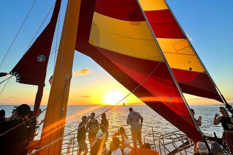 Honolulu: Esperienza di navigazione in catamarano al tramonto