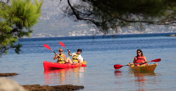 Brač: 3-stündiges, geführtes Kajak-Abenteuer von Supetar nach Postira