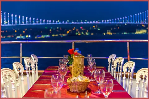 Istanbul : Dîner-croisière de nuit sur le Bosphore avec table privée
