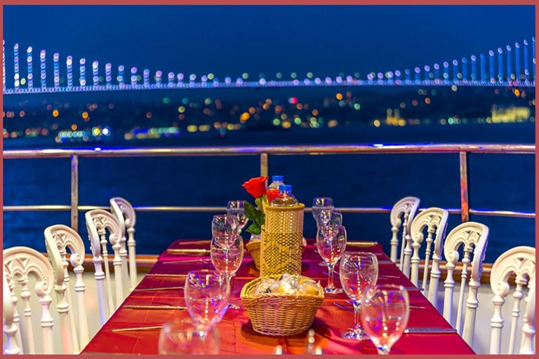 Estambul: crucero nocturno por el Bósforo con cenaCrucero con cena con bebidas alcohólicas locales sin límite