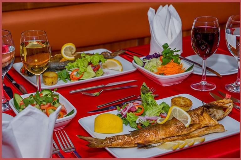 Estambul: crucero nocturno por el Bósforo con cenaCrucero con cena con bebidas alcohólicas locales sin límite