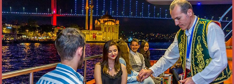 Istambul: Passeio de Barco Noturno c/ Jantar no Bósforo