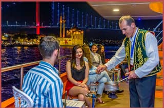 Istanbul: Dinner-Bootsfahrt auf dem Bosporus am Abend