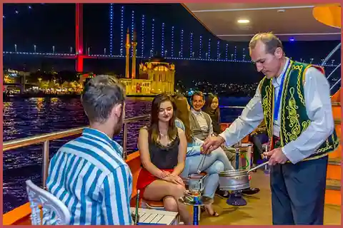 Estambul: Crucero nocturno por el Bósforo con cena y mesa privada