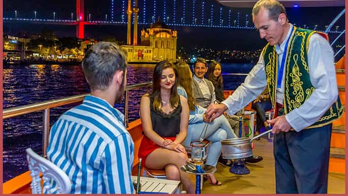 Estambul: crucero nocturno por el Bósforo con cena