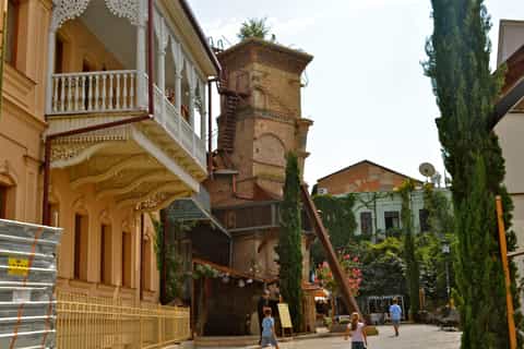 Tbilisi: Walking Tour with Lunch and Gabriadze Theater Visit