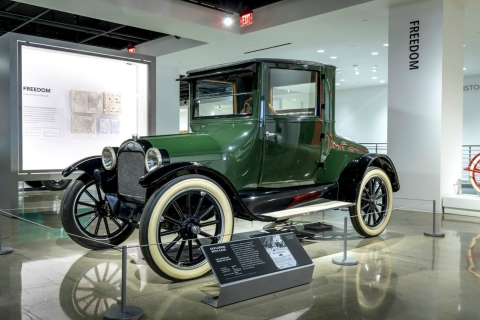 Los Angeles : visite du musée de l'automobile de PetersenBillet avec visite guidée de 1,5 h du coffre-fort