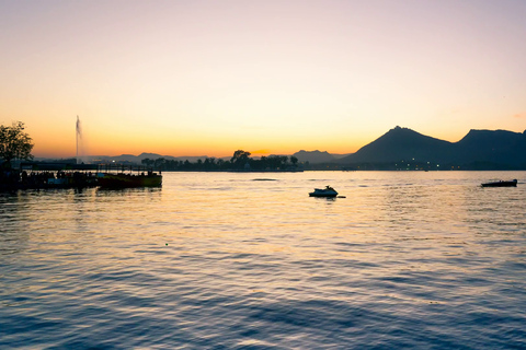 Udaipur: Visita guiada a los Ghats y paseo en barcoOpción Estándar