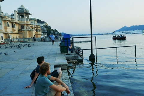 Udaipur: Passeio guiado pelo Ghat e passeio de barcoOpção Padrão