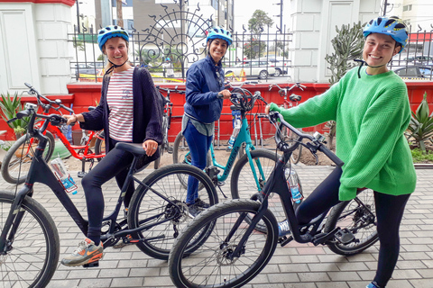 Z Miraflores: Najważniejsze wycieczki rowerowe po Limie i pomniku JezusaLima: Miraflores, La Costa Verde i Chorrillos Bike Tour